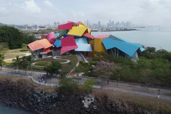 Un viaje por el pasado y el futuro de Panamá: Explorando el Biomuseo de la Calzada de Amador